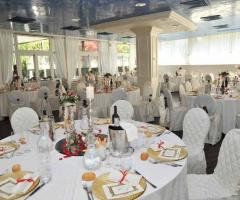 Mise en place bianca con petali rossi sul tavolo