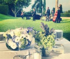 Allestimento con fiori per il matrimonio all'aperto