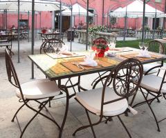 La preparazione dell'esterno della villa per il ricevimento di matrimonio