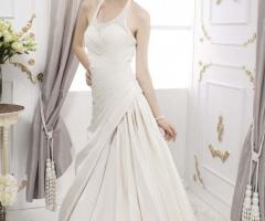 Abito da sposa dalla linea semplice, impreziosito da meravigliosi accessori e ricami