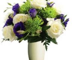 Composizione fiori bianchi e viola