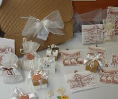 Cornici e formelle modellate a mano raffiguranti elementi architettonici di Verona