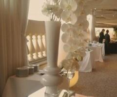 Orchidee bianche per il ricevimento di matrimonio