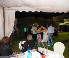 Gli invitati ballano