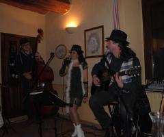 Marcella e Maurizio in versione Acoustic Trio con contrabbasso