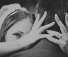 Foto in bianco e nero degli sposi abbracciati