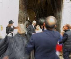 Foto degli sposi sotto la pioggia di riso