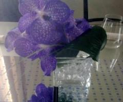 Addobbi floreali viola per il matrimonio