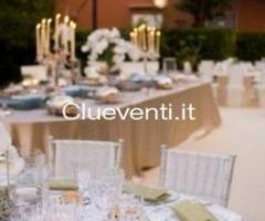 Matrimonio con tavoli in tessuto di lino e portatovaglioli a pochette