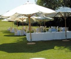 Antipasti di matrimonio serviti in giardino