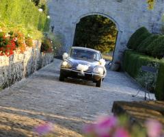 Gli sposi fanno la loro entrata al castello per il ricevimento