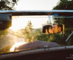 Foto del bacio degli sposi al tramonto