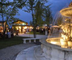 La Corte dei Tini illuminata per un matrimonio serale