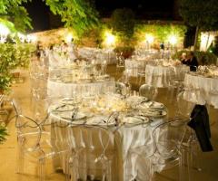Allestimento esterno dei tavoli del ricevimento al ristorante Alle Terrazze