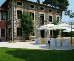 Ricevimento di matrimonio in giardino