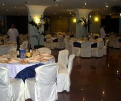 Sala con tavoli per matrimonio