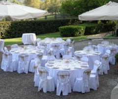 Tavoli per il ricevimento in giardino