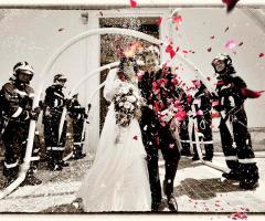 Il lancio del riso e dei petali di fiori: un rito per augurare buona fortuna agli sposi