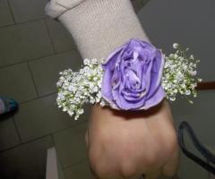 Esempio di braccialetto. Con velo da sposa e lisianthus lilla.