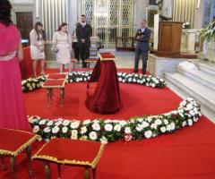 Semicerchio di gerbere bianche rose rosse intorno al banco degli sposi...uno stile imperiale per gli unici protagonisti di quel giorno -  Amaryllis creazioni floreali