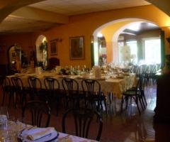 Allestimento dei tavoli per il ricevimento di matrimonio