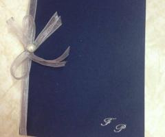 Silvia Trois - Partecipazioni in blu con incisioni iniziali in argento