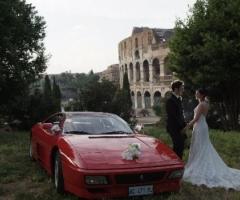 Sposi con la macchina da cerimonia