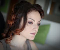 Acconciatura coi boccoli e trucco sul bronzo