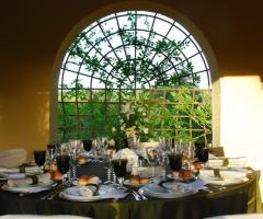 Mise e n place con tovaglia nera per le nozze