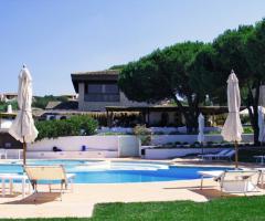 Punta Baja - Piscina e struttura ristorante