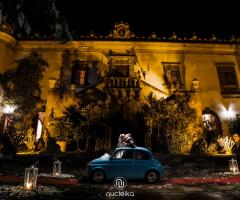 Taormine Wedding Planner - Sposi su una 500 nei dintorni di Taormina