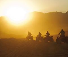 Motorata nel deserto durante il viaggio di nozze