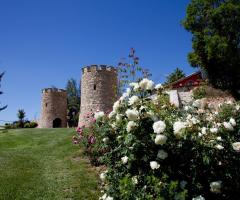 Le torrette restaurate dell'antica tenuta - Villa Colonnetta Giardini e Roseti
