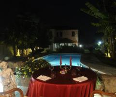 Il tavolo degli sposi a bordo piscina