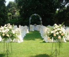 Matrimonio civile nel giardino della location di matrimonio