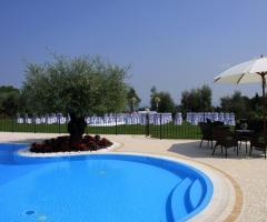 Ricevimento di matrimonio a bordo piscina