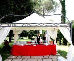 Preparazione del buffet sotto il gazebo