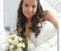 Foto in primo piano della sposa con cornice creativa