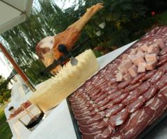 Antipasto di formaggi e salumi dell'Antico Casale di Cesenatico