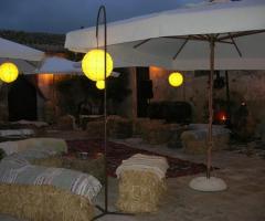 Cortile con caratteristiche sedie di paglia