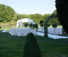 Allestimento floreale per la cerimonia nuziale in giardino