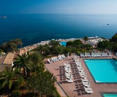 La struttura immersa nel mare del Domina Coral Bay Sicilia Zagarella