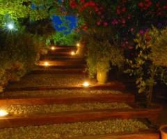 Scalinata illuminata per il ricevimento di matrimonio serale