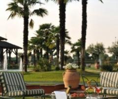 Giardino dell\'hotel per il ricevimento di nozze