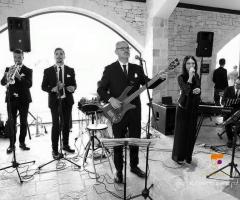 Metamorphosis Wedding Band - In sala con abito e cravattino nero