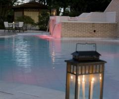Suggestiva atmosfera: piscina sul far della sera