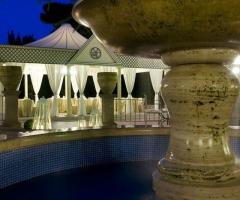 Ricevimento di nozze allestito a bordo piscina