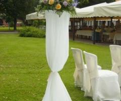 Allestimento con grandi vasi per la cerimonia nuziale in giardino