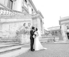 Il bacio degli sposi all'uscita dalla chiesa