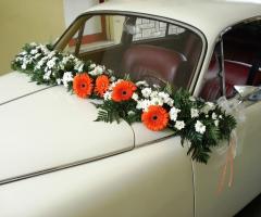 Addobbo di margherite per la macchina da cerimonia